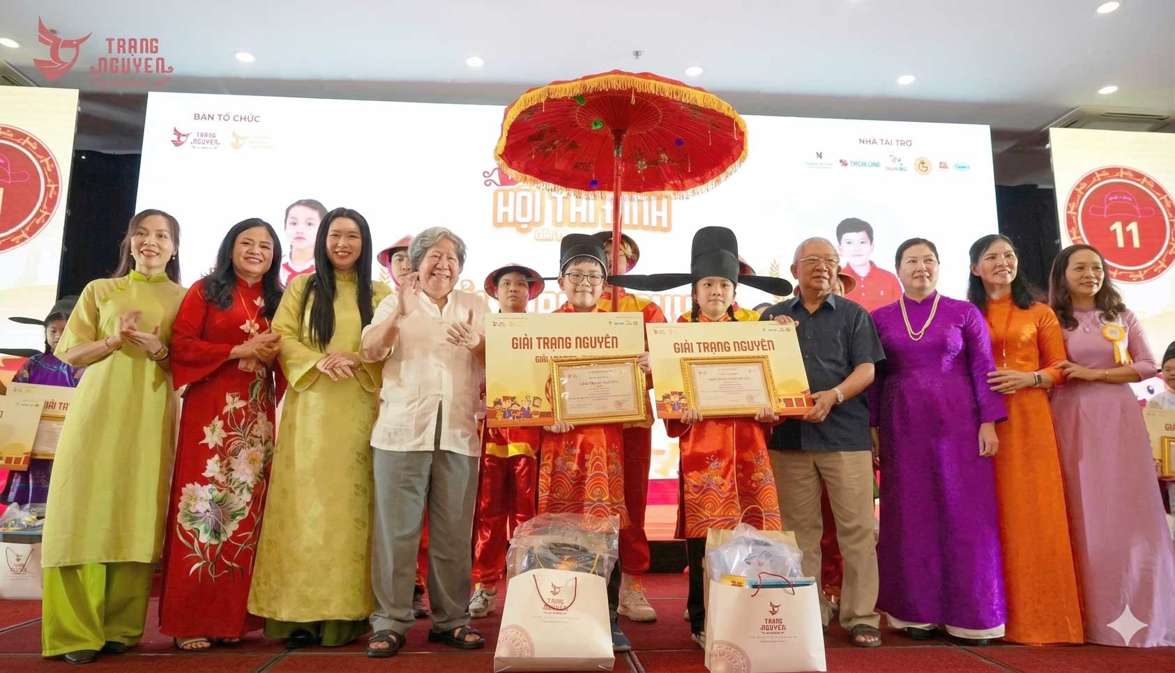 Hai học sinh xuất sắc nhận danh hiệu Trạng nguyên tại Hội thi Đình Trạng Nguyên Tiếng Việt năm học 2025-2026. Arnh: BTC