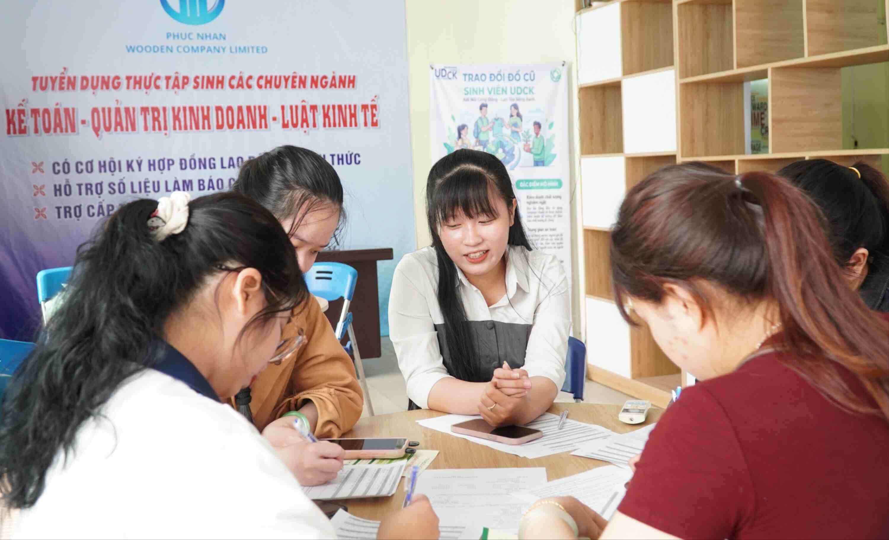 Ngày hội thu hút đông đảo các bạn trẻ tham gia. Ảnh: Hoàng Thanh