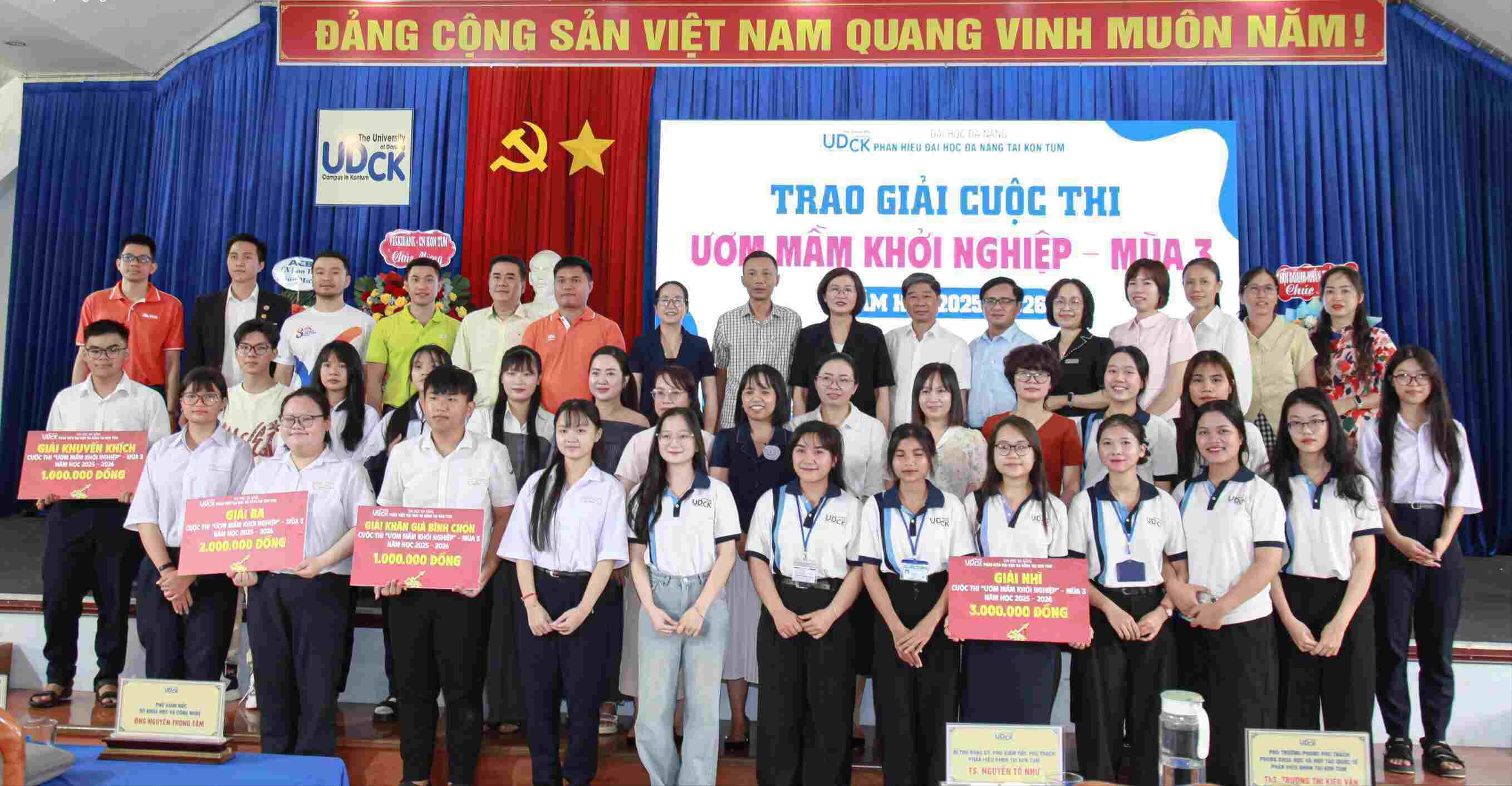 Entrega de premios del concurso "Incubando el emprendimiento" en el Día del Emprendimiento, el Empleo y la Conexión Empresarial 2026 celebrado en Quang Ngai. Foto: Hoang Thanh