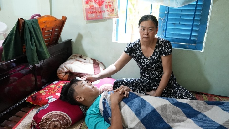 Mr. Tran Thanh Phong suffers from end-stage kidney disease, all daily activities must be supported by relatives at a small house in the middle of the field. Photo: Hoang Loc