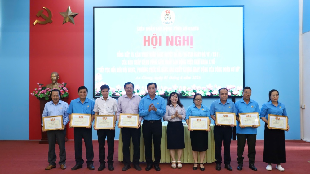 Khen thưởng cho các tập thể, cá nhân có thành tích tốt trong thực hiện Nghị quyết 6a. Ảnh: Quốc Việt