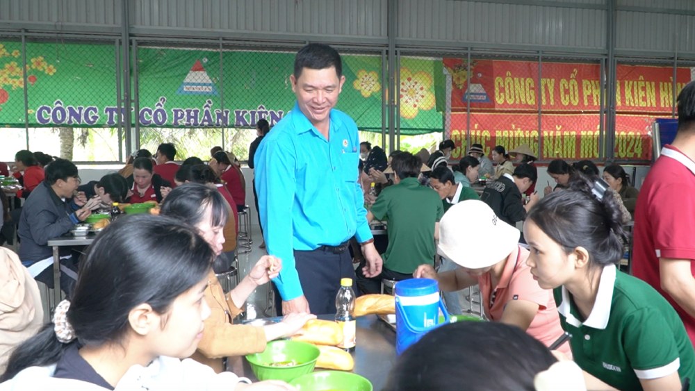 Trade Union year-end meal at the Grassroots Trade Union of Kien Hung Joint Stock Company. Photo: Nguyen Anh
