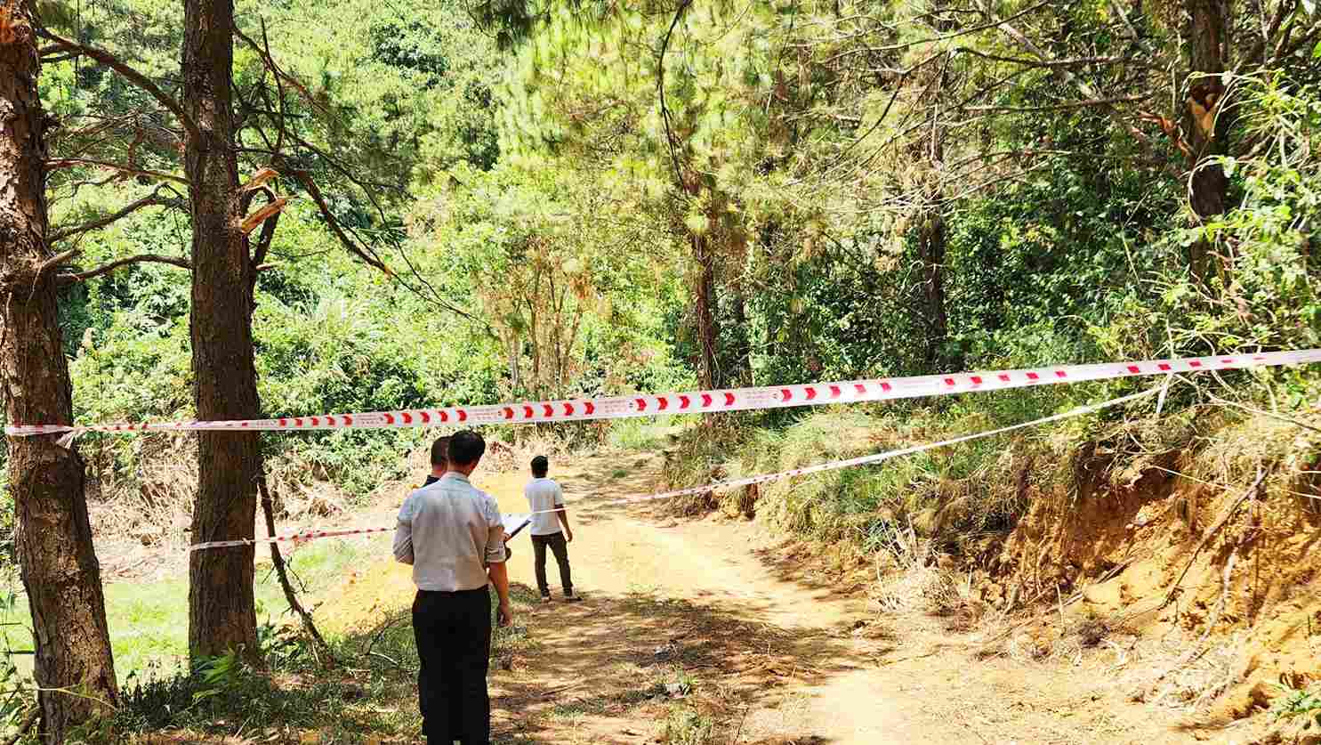 Cơ quan chức năng phường 3 Bảo Lộc căng dây phong tỏa lại hiện trường khu vực vi phạm. Ảnh: Phúc Khánh 