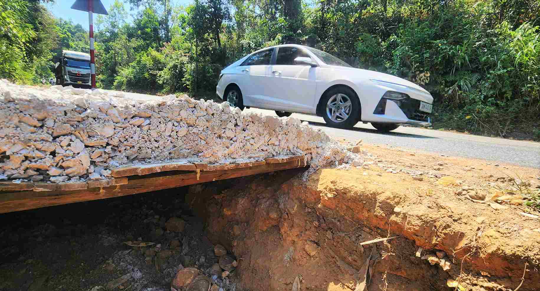 Hiện trường bờ mương thoát nước trên đèo Bảo Lộc bị lấn chiếm đặt tấm đan vào khu san gạt, lấn suối, mở đường không phép trên đất lâm nghiệp. Ảnh: Phúc Khánh 