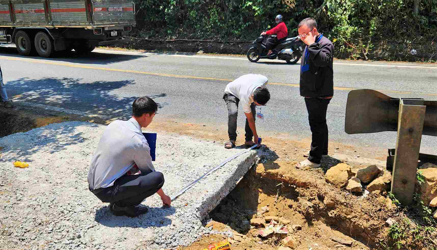 Functional agencies inspect the location of encroachment on the drainage ditch on Bao Loc pass road to place paving slabs in the leveling area. Photo: Phuc Khanh