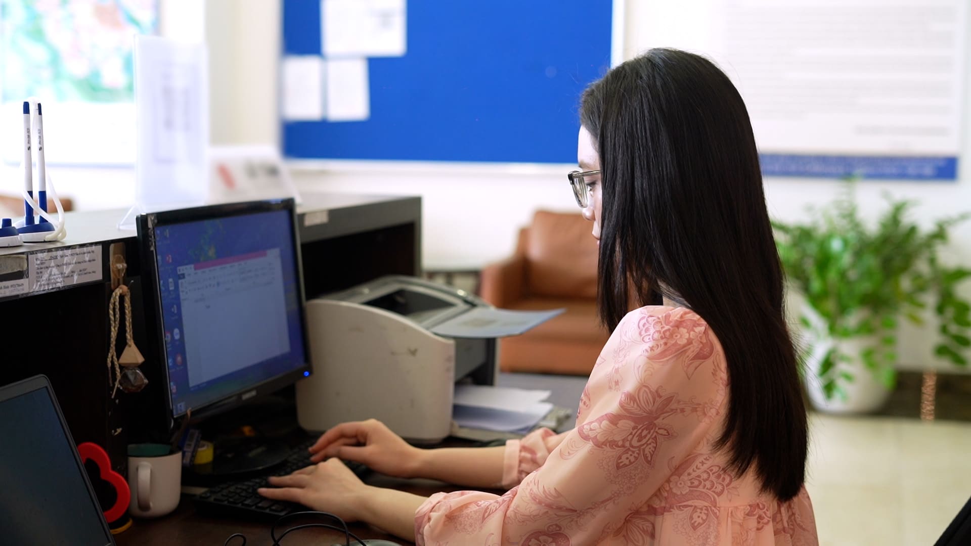 Many young people choose to do many jobs to increase their income. Photo: Huyen Anh