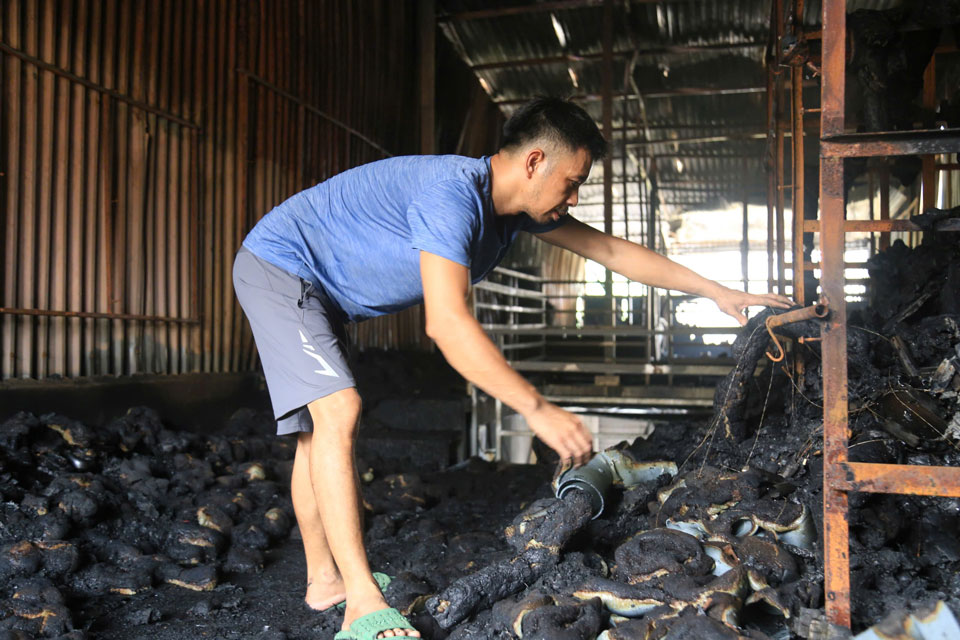 The man was stunned in the house that was burned down after the fire. Photo: Duy Dung
