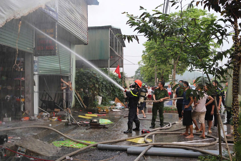 Lực lượng phòng cháy chữa cháy và người dân nỗ lực khống chế đám cháy chiều 10.4. Ảnh: Thanh Phong 