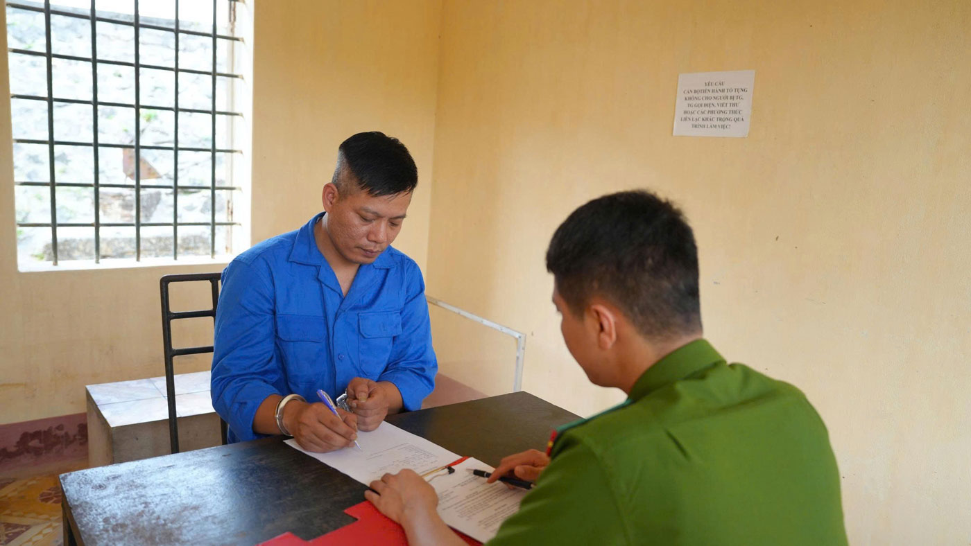 Đối tượng Bùi Toàn Thắng bị lực lượng công an bắt giữ ngay sau khi gây án. 