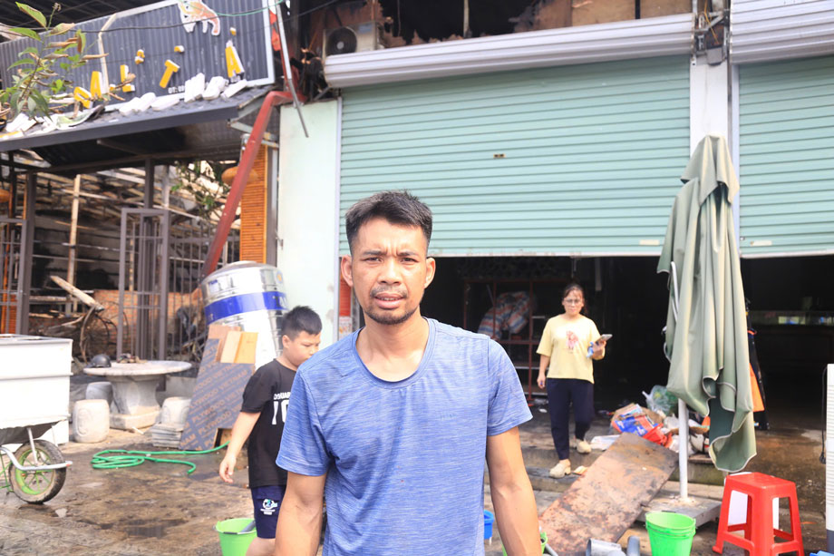 Vợ chồng anh Tính, chị Thủy lâm cảnh trắng tay sau vụ hỏa hoạn.