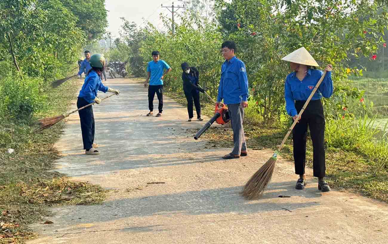Vệ sinh đường làng, ngõ xóm. Ảnh: Đoàn Tuấn