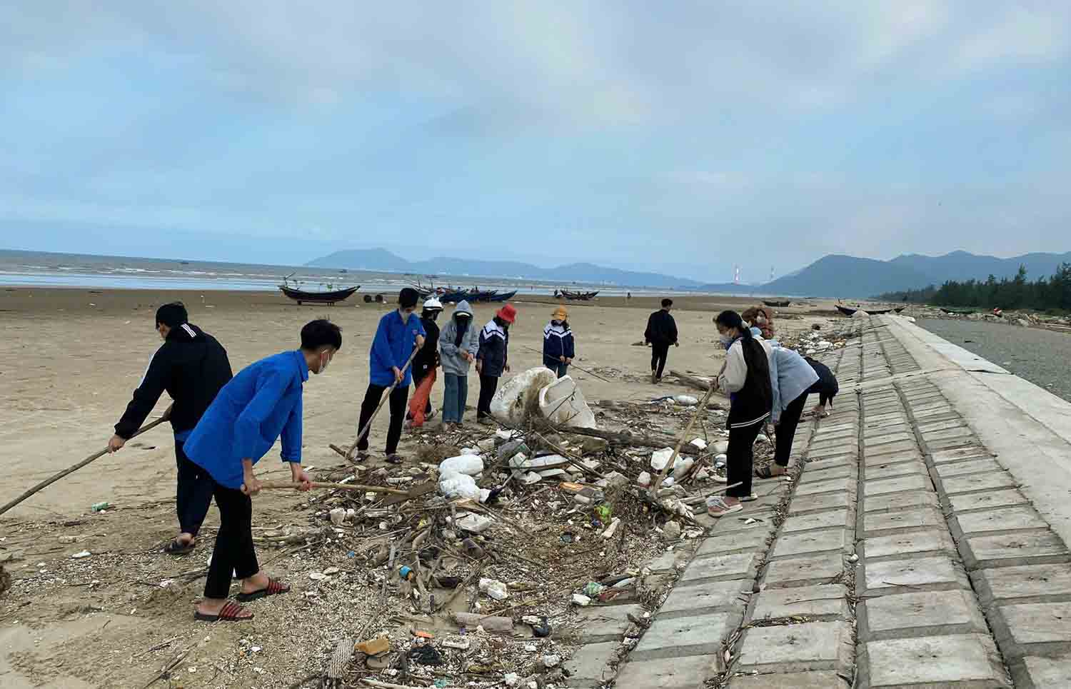 Thu gom rác làm sạch bãi biển. Ảnh: Đoàn Tuấn
