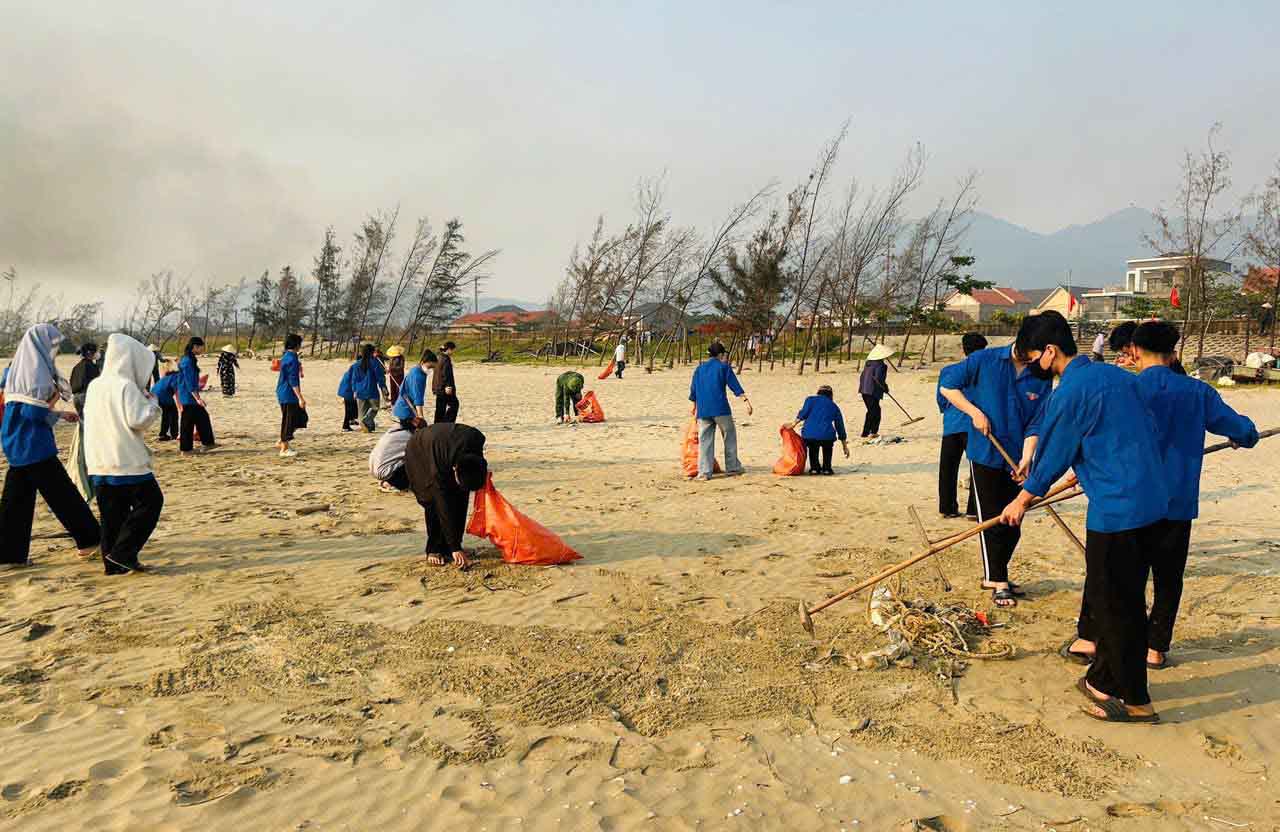 Ha Tinh youth union members participate in environmental sanitation and garbage collection at the beach. Photo: Doan Tuan