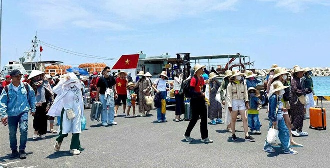 4月30日から1月5日までの祝日には、リソン特別区は1日に数千人の観光客を迎え、ピーク時には3,000人以上の観光客を迎えると予測されています。写真:ドン・ザン