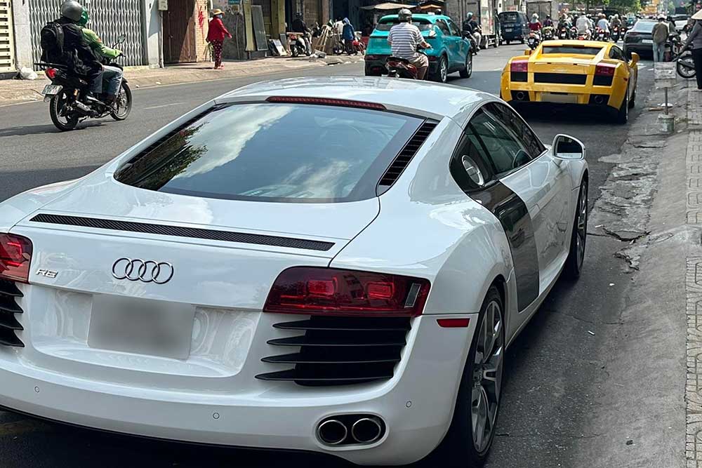 람보르기니 가야르도와 아우디 R8 커플이 호치민시 거리에서 함께 깜짝 재등장하여 베트남 슈퍼카 취미의 초기 단계를 떠올리게 합니다. 사진: 휘팜