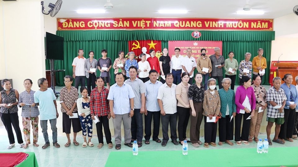 Ủy ban MTTQ Việt Nam tỉnh Vĩnh Long trao 284 phần quà cho hộ nghèo, cận nghèo Khmer tại xã Hàm Giang dịp Tết Chôl Chnăm Thmây 2026. Ảnh: Hoàng Lộc