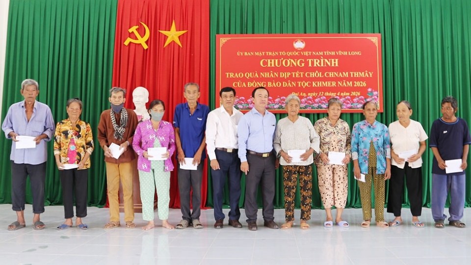The working delegation of the Vietnam Fatherland Front Committee of Vinh Long province presents gifts to poor and near-poor Khmer households in Dai An commune on the occasion of the Chol Chnam May Tet 2026. Photo: Hoang Loc