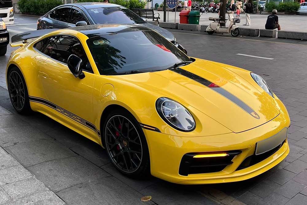The yellow Porsche 911 Carrera S stands out with many personalized details, appearing on the streets of Ho Chi Minh City, attracting the attention of passersby. Photo: Khang Nguyen