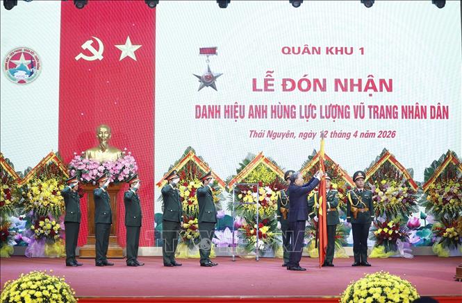 Standing General Secretary, President To Lam, Secretary of the Central Military Commission awarded the title of Hero of the People's Armed Forces to Military Region 1. Photo: VNA