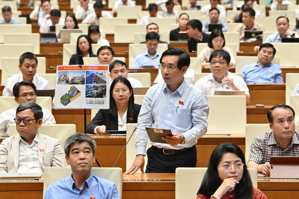 National Assembly Deputy Nguyen Van Canh proposed that in areas without underground parking lots or high-rise parking lots that still have a large parking demand, partial parking on the sidewalk is allowed. Photo: Pham Dong