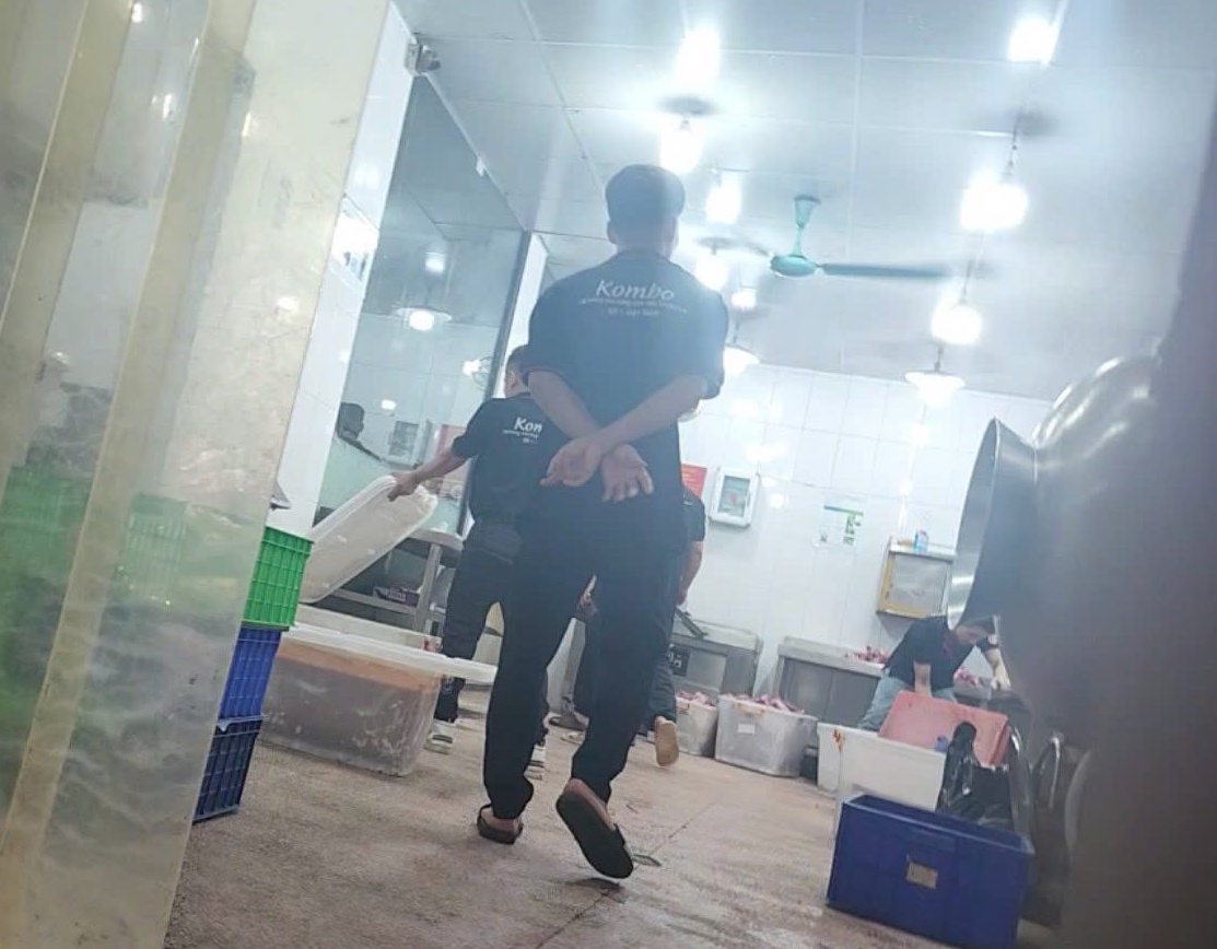 Nh&acirc;n vi&ecirc;n cơm ni&ecirc;u Kombo kh&ocirc;ng đeo găng tay khi 