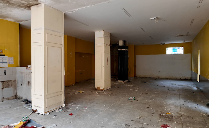 Close-up of a 35-year-old apartment building in Hanoi before being renovated and rebuilt. Photo: Anh Tuan