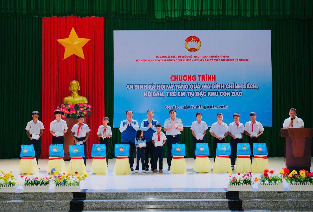 Program to care for social security and give gifts to policy families, households, and children in difficult circumstances in Con Dao special zone. Photo: Provided by the Vietnam Fatherland Front Committee of Ho Chi Minh City.