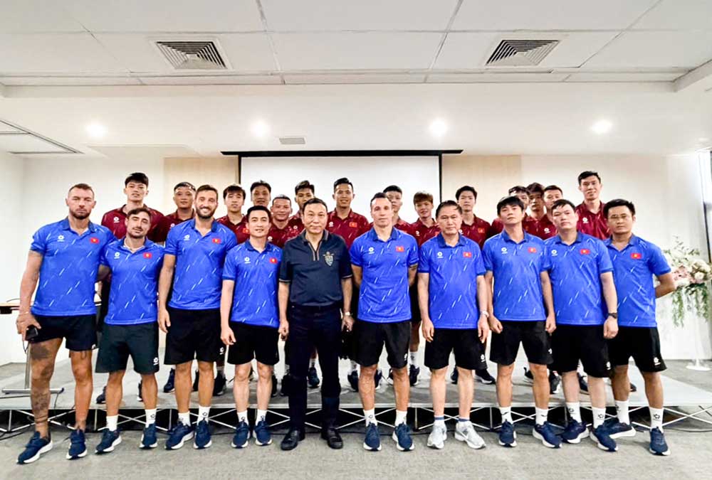 VFF encourages the Vietnam futsal team before the 3rd place match with Australia. Photo: VFF