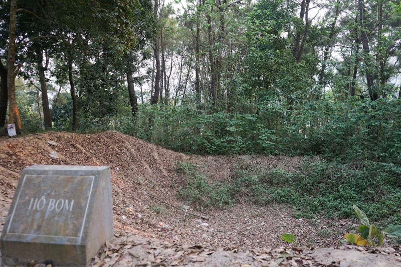 Khu vực hố bom trên đồi C4. Ảnh: Quách Du