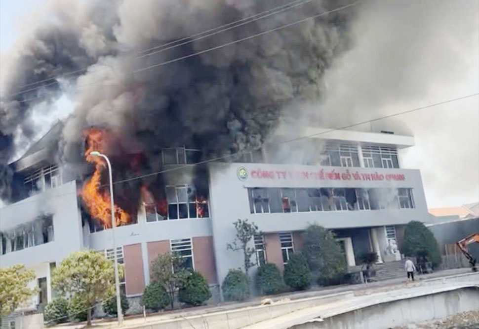 Grand incendie dans la zone d'exposition de produits en bois de la société Hao Quang. Photo: Hoang Anh
