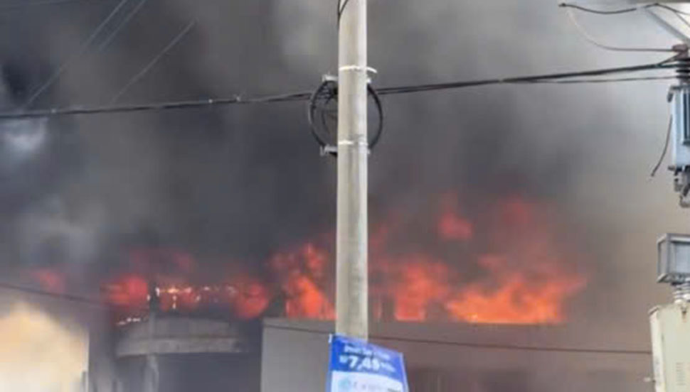 Ngọn lửa nhanh chóng bao trùm. Ảnh: Hoàng Anh