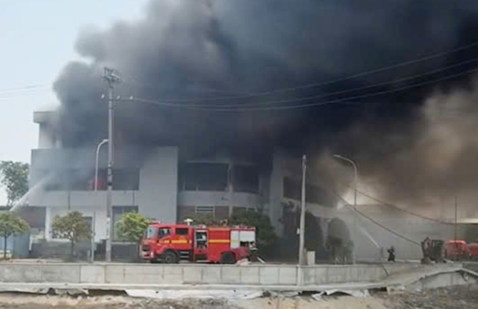 Khói bốc cao từ đám cháy. Ảnh: Hoàng Anh