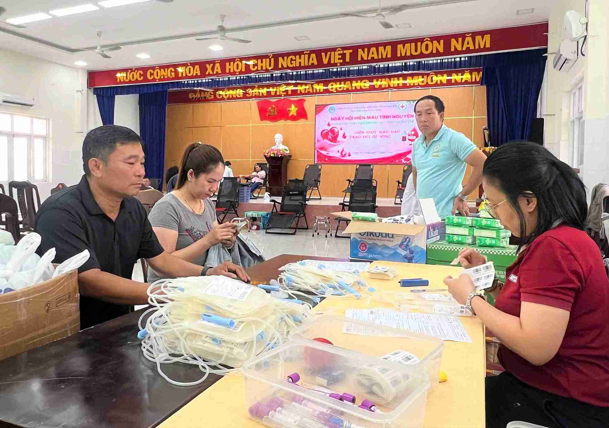 More than 200 officials, civil servants, public employees, and laborers voluntarily donate blood. Photo: Ngoc Long