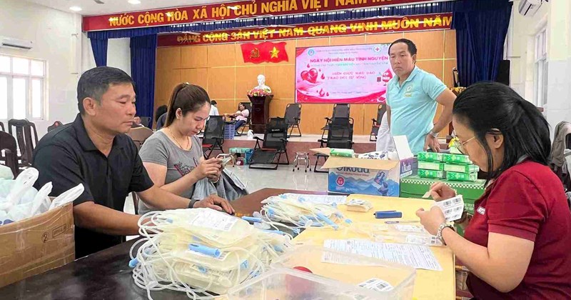 Cán bộ, công chức, viên chức và người lao động tham gia hiến máu tình nguyện