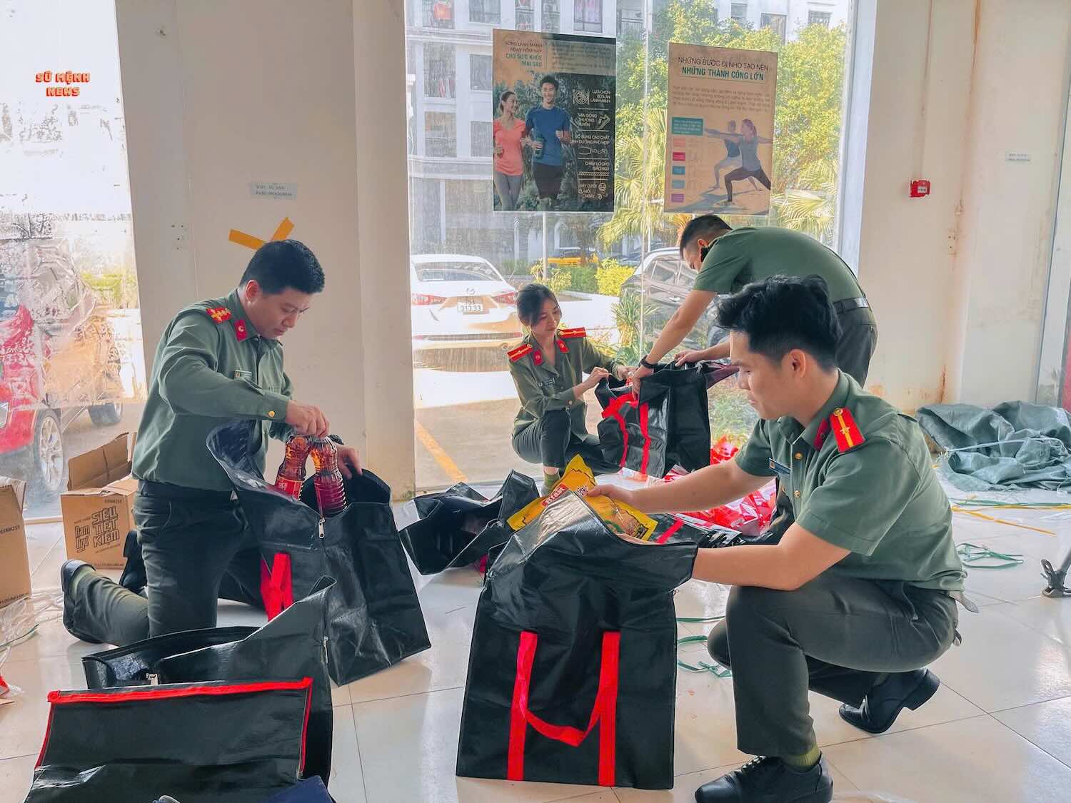 The Cyber Security and High-Tech Crime Prevention Department of Hue City Police prepares gifts for people in difficult circumstances, connecting and supporting the community. Photo: Hong Nhung.
