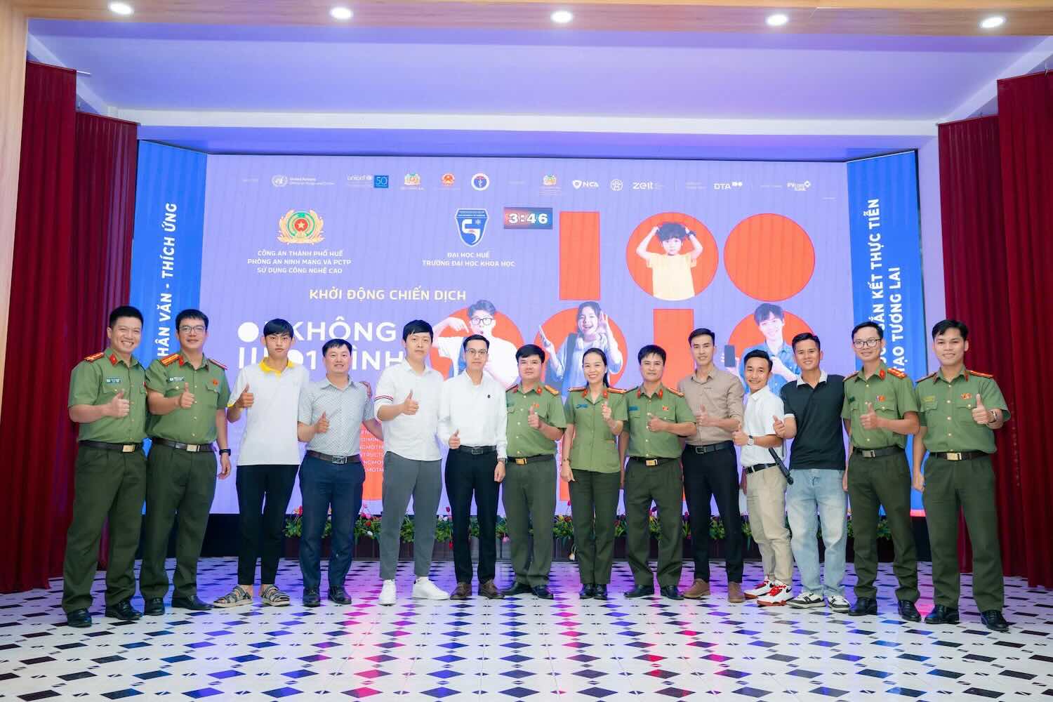 Phòng An ninh mạng và phòng, chống tội phạm sử dụng công nghệ cao công an thành phố cùng Cộng đồng sáng tạo nội dung Huế tổ chức chương trình “Không một mình”. Ảnh: Hồng Nhung.