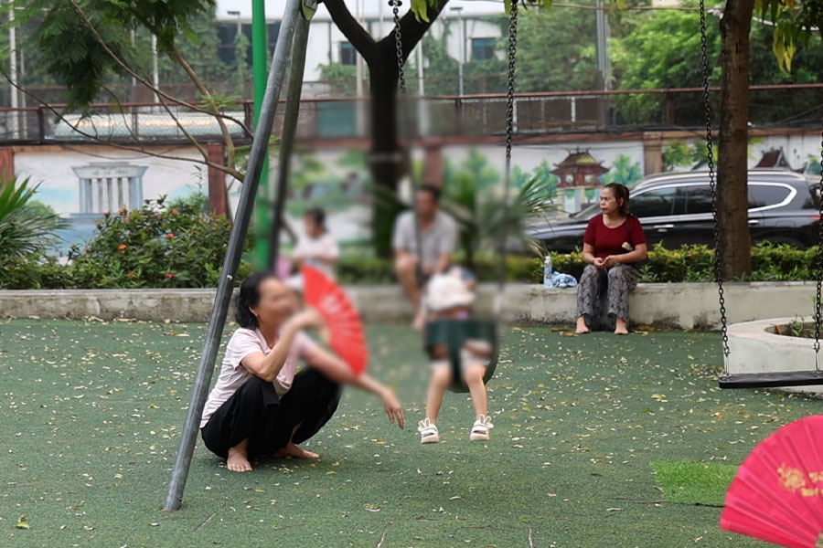 Những chiếc quạt tay là vật dụng không thể thiếu, giúp làm mát cho trẻ. Ảnh: Dương Anh