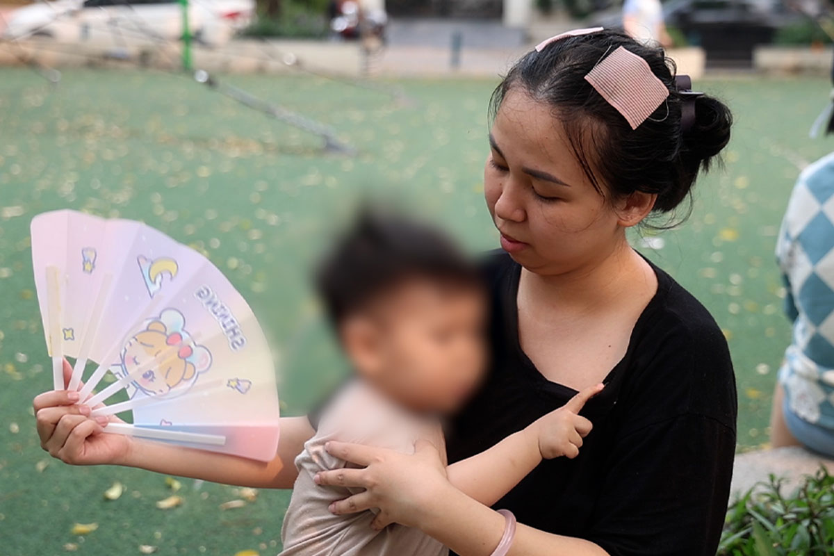 Nhiều bậc phụ huynh chủ động đưa con ra ngoài vui chơi sớm hơn để tránh thời gian nắng nóng cao điểm trong ngày. Ảnh: Dương Anh