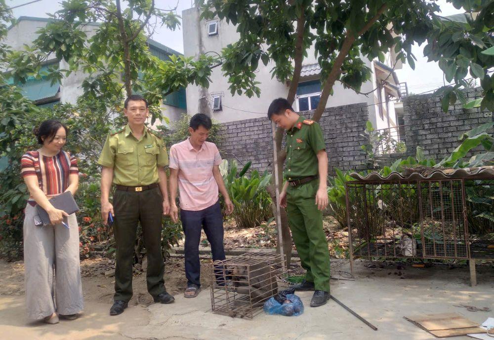 Bắt được cá thể khỉ từ trên núi xuống, người dân mang giao nộp cho công an xã. Ảnh: Công an Thanh Hóa