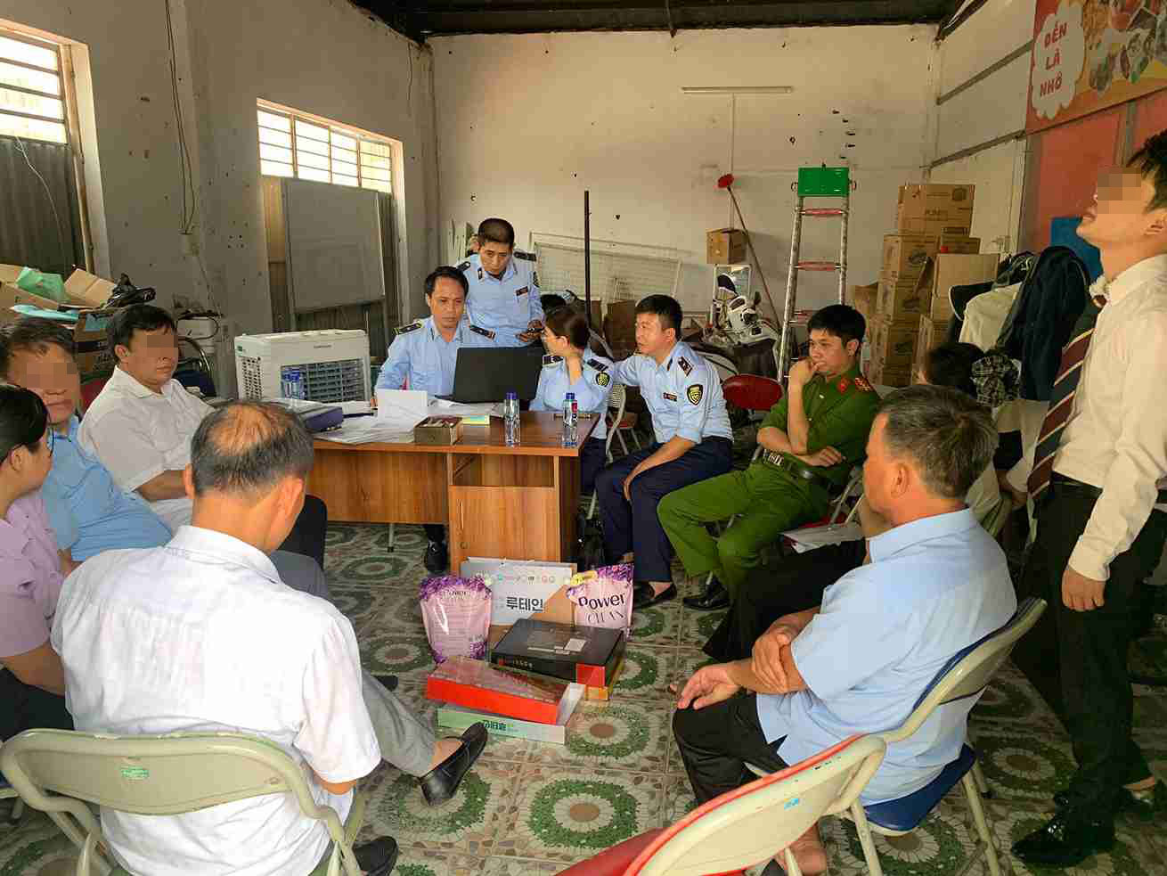 Lực lượng chức năng kiểm tra và phát hiện vi phạm tại cơ sở kinh doanh ở Chợ Dành. Ảnh: Công an xã Bắc Thuỵ Anh