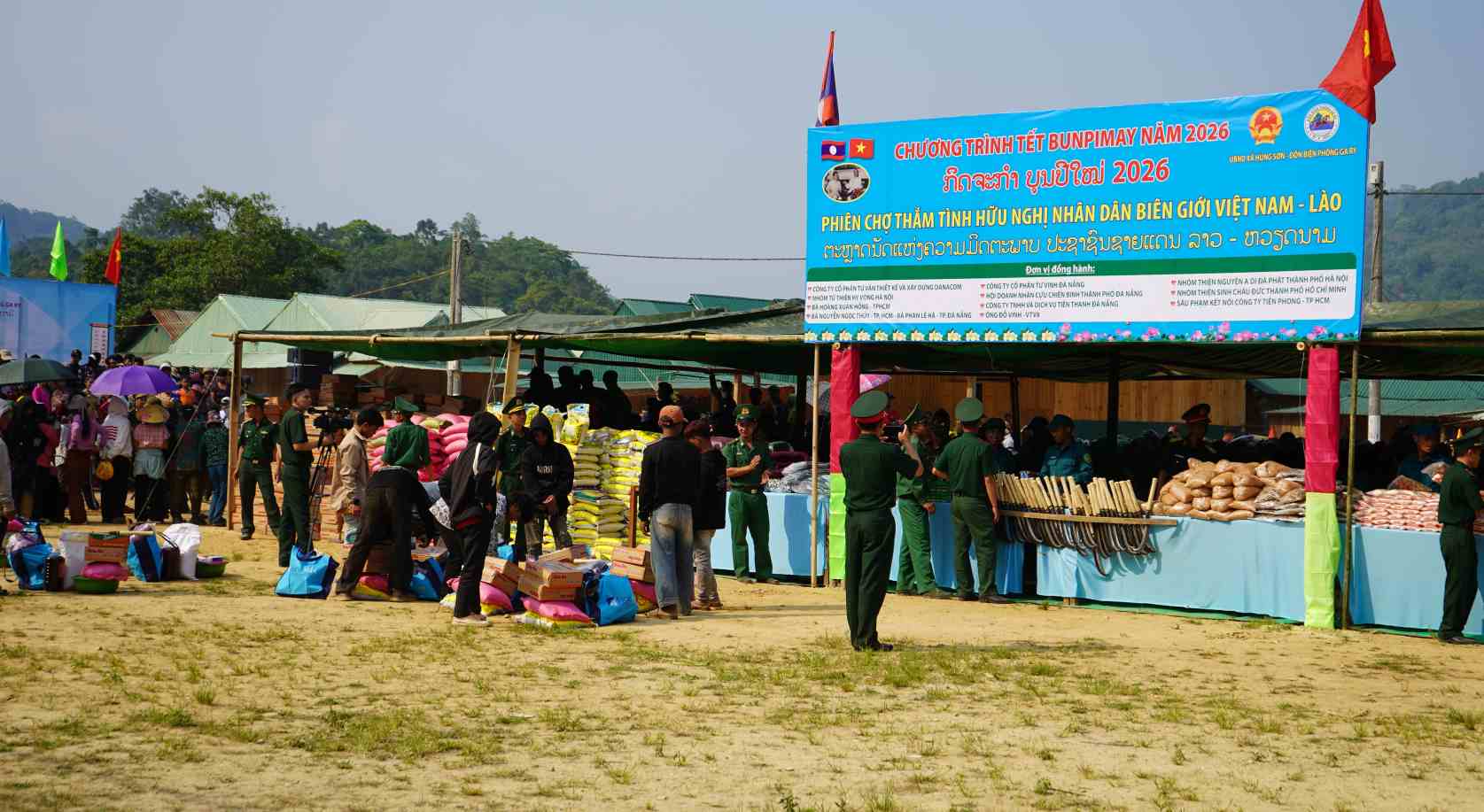 Thousands of people from border villages in Ka Lum district, Sekong province (Laos) walk to Hung Son commune, Da Nang to celebrate Bunpimay Tet. Photo: Tra Ban