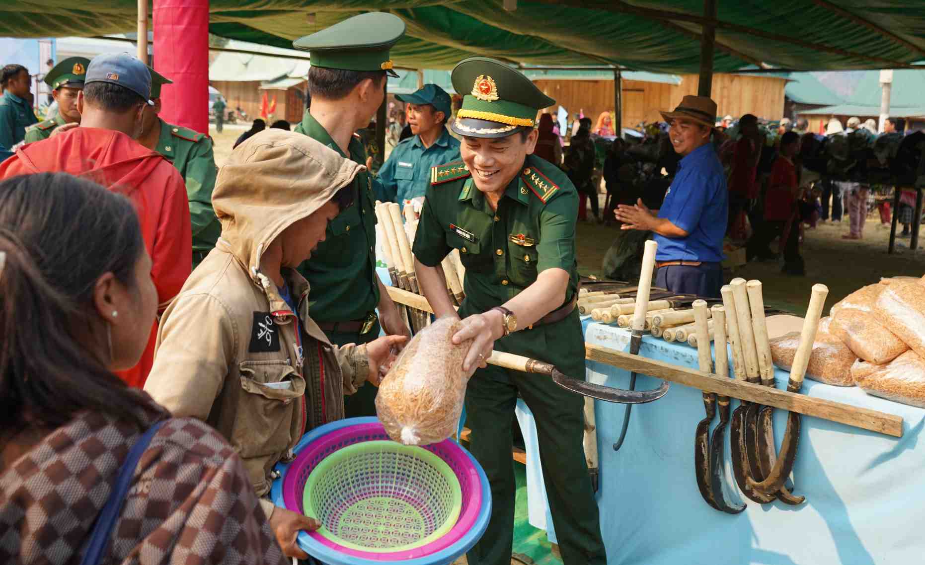 Đại tá Hoàng Văn Mẫn, Chính ủy Ban Chỉ huy Bộ đội Biên phòng Đà Nẵng trao quà cho người dân Lào. Ảnh: Trà Ban
