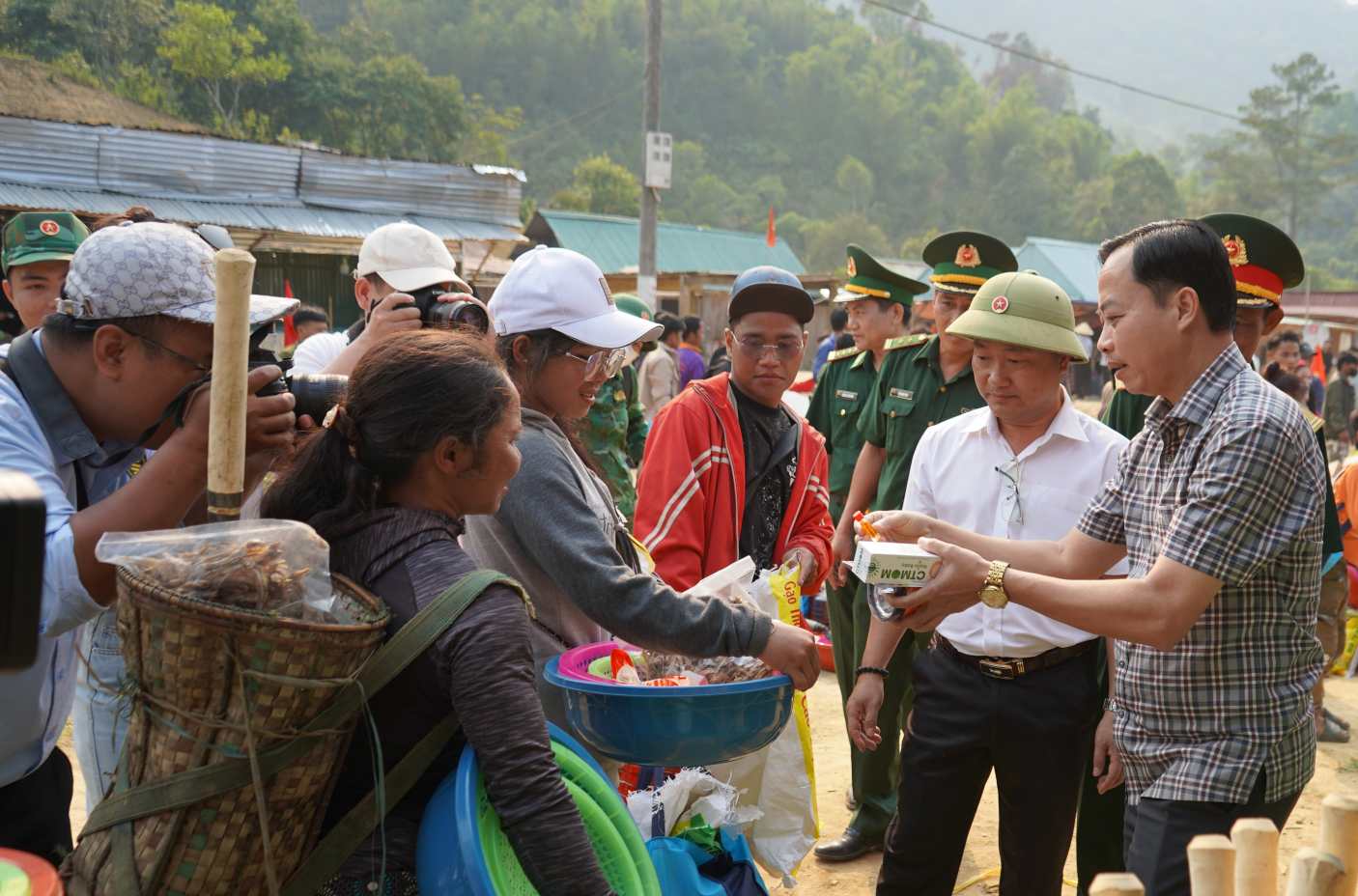 Ông Quảng Văn Ngọc, Trưởng Ban Văn hóa - Xã hội, HĐND thành phố Đà Nẵng trao quà cho người dân Lào. Ảnh: Trà Ban