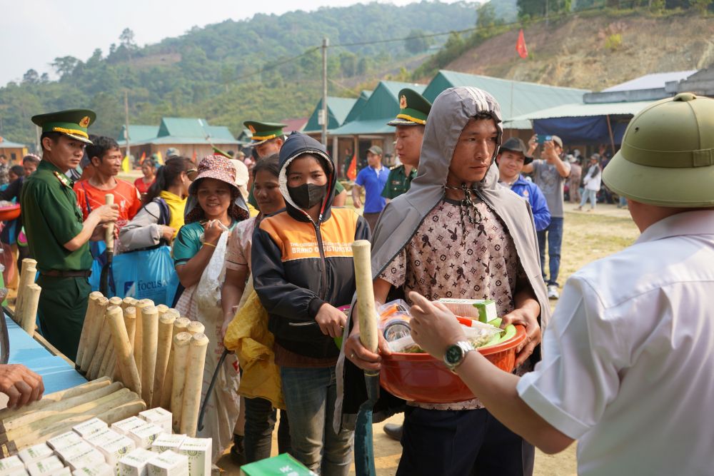 Rất nhiều quà là hàng gia dụng người dân Hùng Sơn, Đà Nẵng tặng cho bạn Lào vùng giáp biên.Ảnh Trà Ban