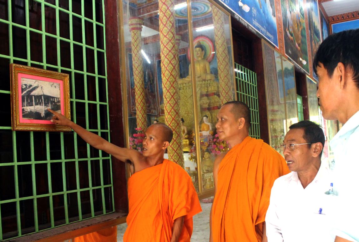 Đại đức Chau Ra Quít đưa chúng tôi mục sở thị hình ảnh ngôi chùa đơn sơ sau khi chiến tranh biên giới Tây Nam kết thúc. Ảnh: Thanh Mai