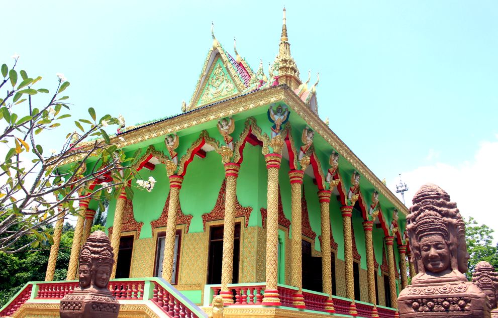 Chánh điện chùa Tà Miệt Trên được xây dựng công phu và được xem như nét chấm phá tạo nền cho nơi đây trở thành một trong những ngôi chùa Nam tông đẹp ở vùng Thất Sơn. Ảnh: Thanh Mai