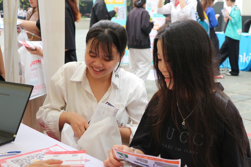 Unlike the mindset of "liking and quitting", at this time, many workers are more cautious with the decision to change jobs. Photo: Quynh Chi