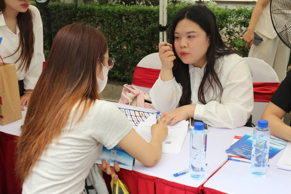 Chị Bùi Thị Thơm (trái ảnh) khẳng định “không bao giờ nhảy việc khi chưa chắc chắn về cơ hội mới”. Trong ảnh, chị Thơm tham gia phiên giao dịch việc làm do Trung tâm Dịch vụ việc làm Hà Nội tổ chức. Ảnh: Quỳnh Chi