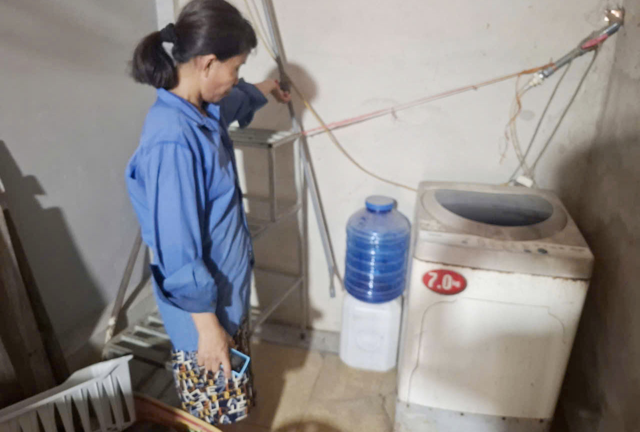 Chị Thủy than thở về việc mất nước sinh hoạt đã hai tuần nay. Ảnh: Trần Tuấn