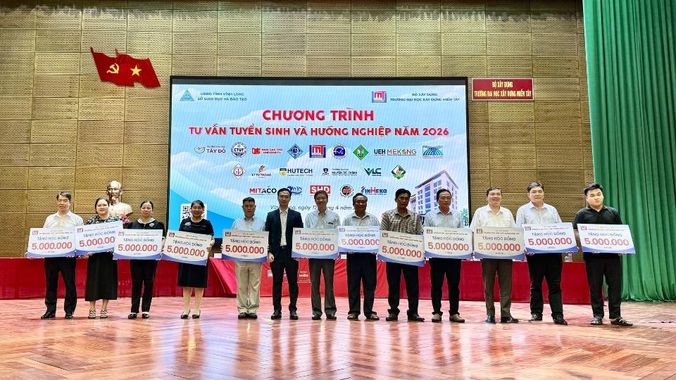 Trường ĐH Xây dựng Miền Tây hỗ trợ quỹ học bổng 24 trường phổ thông tham gia chương trình tư vấn tuyển sinh, mỗi trường 5 triệu đồng. Ảnh: Hoàng Lộc